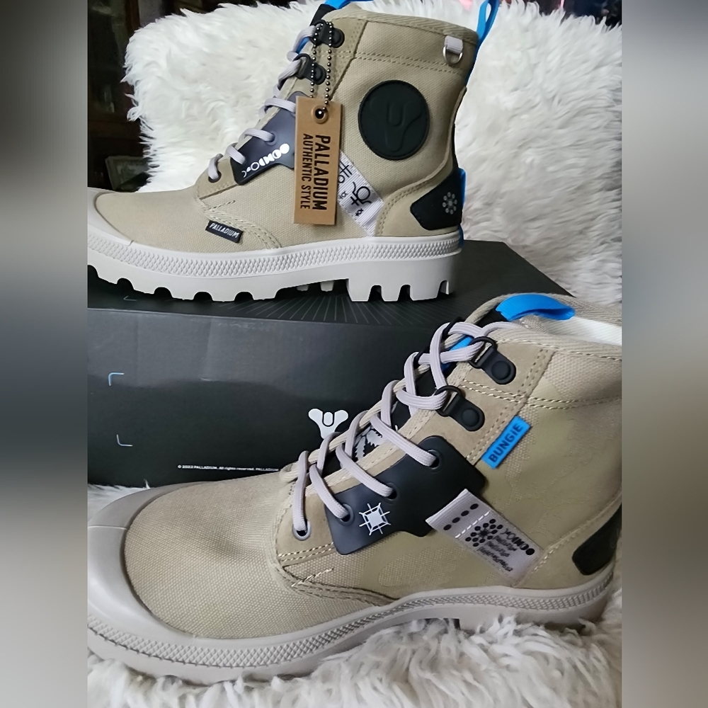 9W. 7.5M. NWT. Palladium Tan and Blue High-Top Sneakers